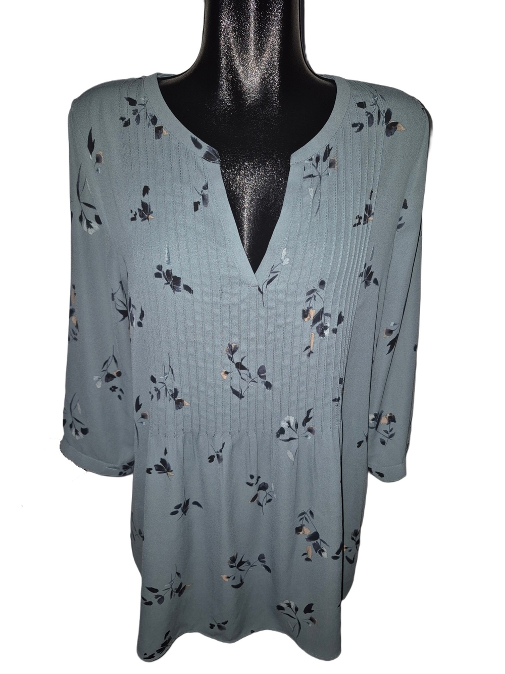 Reitman's Women’s Light Blue Floral Pintuck V-Neck Cropped Sleeve Blouse Size L